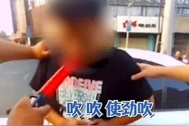 酒驾男等灯时昏睡堵塞交通，交警请人开锁探鼻息：还好人没事图片
