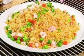 想吃扬州炒饭不用买，20年老厨师教你做，Q弹爽脆，既好看又好吃图片