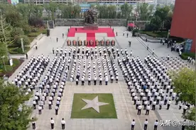 深切缅怀！今天，阜阳和平广场，安徽副省长、阜阳市委书记杨光荣等向革命烈士敬献花篮图片