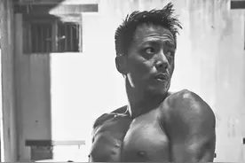 47岁的段奕宏常年健身，身材健硕有型，这肌肉什么水平？图片