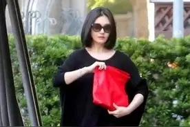 大S黑罩衫红提包，瘦了后走路都带风，网友：美女瘦下来好仙图片