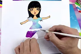他在纸上挖个洞，完成之后真的太美了！视频封面