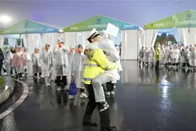 “有人抱警啦！”图片