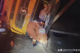 后八轮自卸车侧翻一人被卡 南阳消防紧急救援图片