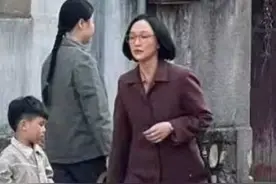 周迅演屠呦呦素颜被嘲像农村妇女，杨颖演妇女化妆精致！差别真大图片