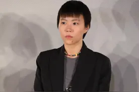 窦靖童又帅了，穿黑色西装剪锅盖头，戴三角墨镜很有王菲的气场图片