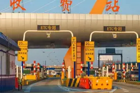 全国的高速公路每天能收多少钱？图片