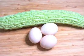 苦瓜和鸡蛋别炒着吃了，教你一个新做法，美味下饭，孩子抢着吃图片