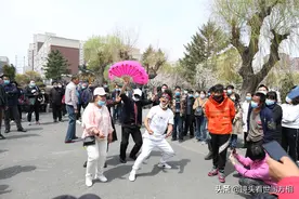 长春劳动公园成网红直播胜地，帅哥拿出绝活，月入两万元图片