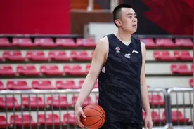 辽宁球迷闯大祸！韩德君恐被逼走，爱妻愤怒表态：请让他退役图片