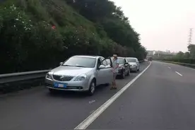 高速应急车道在什么情况才可以暂时使用呢？看完涨知识了图片