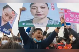 “妈”！援鄂医疗队返回不见母亲，17岁男孩大声呼唤让人动容图片
