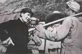 老农危急时刻背着主席跑十华里，24年后主席邀他观礼，却遭到拒绝图片