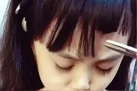 妈妈给女儿剪刘海，剪完变成“狗啃样”，网友：全靠宝宝颜值撑着图片