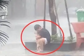 因父母不愿收养流浪狗，小男孩大雨中与狗相拥告别，路人纷纷落泪图片