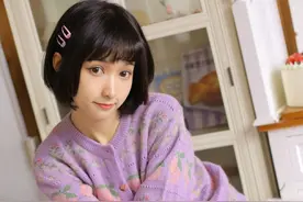 短发大眼美女校园私房写真图片