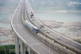 鱼洞长江大桥，重庆唯一可观火车与轮船竞速、汽车和轻轨赛跑的桥图片