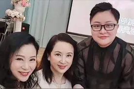 95版“黄蓉”扮演者曝近况！与友聚餐生活滋润，称鱼翅太多吃不完图片