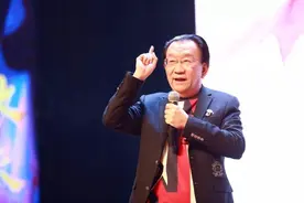 作妖的侯耀华：疑夺亡弟遗产，叫嚣开除郭德纲，74岁对镜卖力跳舞图片