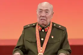 92岁抗战老兵一战歼敌400人，全身弹孔38处，颁发荣誉时被抬进场图片