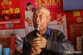 9旬大爷抽烟喝酒70年，耳不聋眼不花走路像小伙，看活成啥样子图片