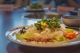 公司聚会，10人点了12道东北菜，花了1100元，你看值吗？图片