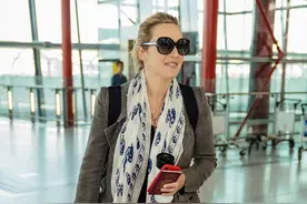 英国“国宝级”Kate Winslet穿搭超接地气，丝巾太抢镜了图片