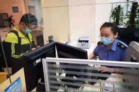 交广会客厅｜「中国交通故事」暴雨后，她在岗位上坚守40小时图片