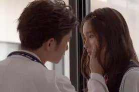 帅哥医生向萌妹表白，在病房上演浪漫“摸脸KISS”，甜蜜暴击视频封面
