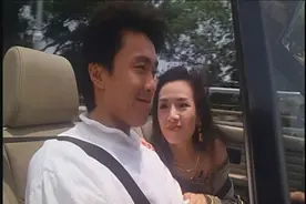 周星驰单手抗喝醉的叶子楣图片