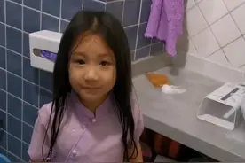 陈佩斯儿子厕所晒娃，大女儿文静可爱，小女儿超像爷爷图片