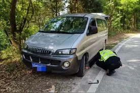 车行路上出故障 交警主动来帮忙图片