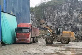 谁说砂石料运输都是低端车？这里用解放J7、重汽汕德卡来拉石头图片