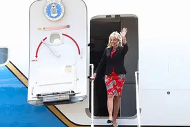 美国新第一夫人又来秀曲线！1万3斑马红裙配西装，腿上好多老年斑图片
