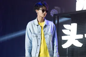黄子韬的黑色夹克穿搭，随性又显得帅气图片