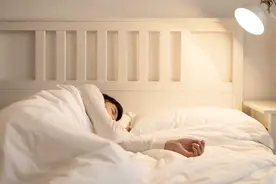 冬天盖被子太冷？教你个小技巧，不用电热毯，一整晚都暖烘烘！视频封面