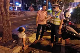 深圳一女子凌晨躺靠在街头向路人求助图片