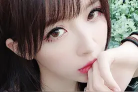 小说：小时候的邻家姐姐再次搬到我隔壁：想吃糖，就和姐姐进来图片
