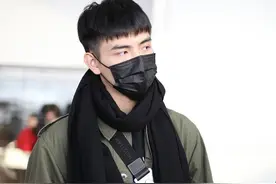好暖和！陈飞宇戴围脖包裹严实，双手插兜站姿僵硬眼神放空图片