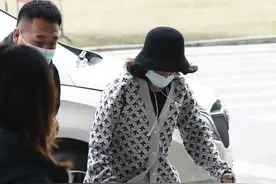 41岁影后章子怡低调现身，面色蜡黄头发乱成鸟窝，被人拍忙躲避图片