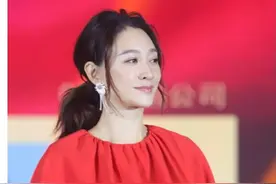 李小冉现身上海，举止优雅大方娇俏可人，气质温婉娴静女人味十足图片