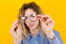 近视眼手术后的恢复时间是多长呢？手术后多久可以看电视？图片