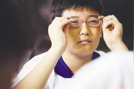 初中就开始"戴眼镜"的学生，多半是这3类人，被说中可不要哭哟图片