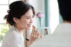三种男女关系最容易日久生情，已婚之后要提高警惕图片