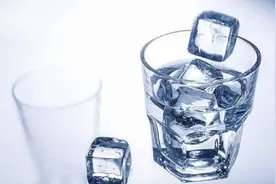 夏季千万不能这样喝水，小心喝完以后头晕、恶心想吐！导致水中毒图片