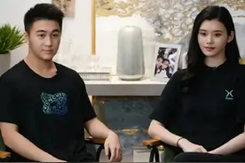 西柚夫妇重回求婚地，奚梦瑶素颜出镜气色佳，何猷君瞪大双眼拍照图片