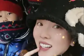 央视才女李思思罕晒两娃！母子尽显亲昵，婚后被初恋老公宠成公主图片
