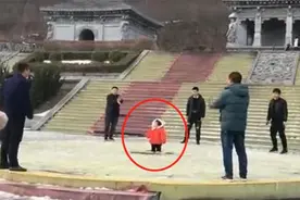 舅舅太多是啥体验？小奶娃一人“独享”8个舅舅：以后谁敢欺负？图片