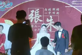 千万粉网红办豪华中式婚礼！豪车云集场面壮观，新娘被指撞脸吉娜图片
