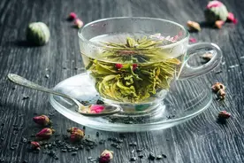 绿茶含有「伤肝」物质？不能喝？事实上，手里的茶杯不用放下图片